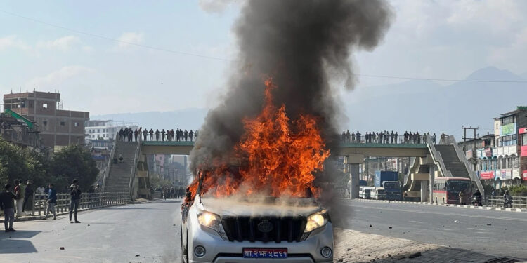 मन्त्री ज्वालाको गाडीमा आगजनी, एक जना प्रदर्शनकारीको मृत्यु