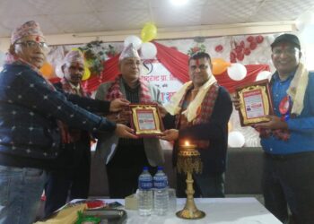 सुनाखरीले दुई जनालाई निशुल्क पढाउदै