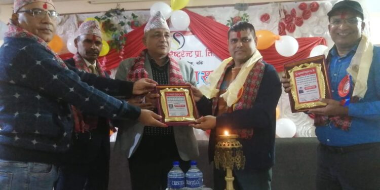 सुनाखरीले दुई जनालाई निशुल्क पढाउदै