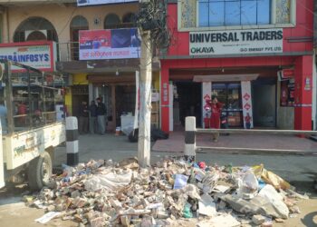 सडकमा फोहोर फाल्ने नन्दादेवीलाई १० हजार जरिवाना