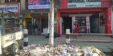 सडकमा फोहोर फाल्ने नन्दादेवीलाई १० हजार जरिवाना