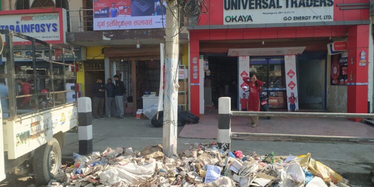 सडकमा फोहोर फाल्ने नन्दादेवीलाई १० हजार जरिवाना