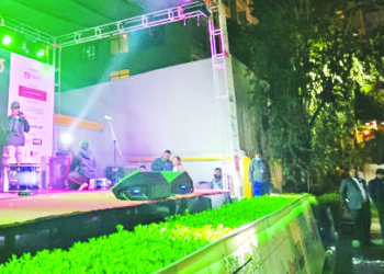 पर्यटक स्वागत गर्दै अंग्रेजी नयाँ वर्ष