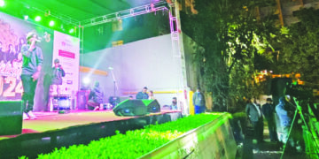 पर्यटक स्वागत गर्दै अंग्रेजी नयाँ वर्ष