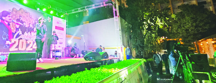 पर्यटक स्वागत गर्दै अंग्रेजी नयाँ वर्ष