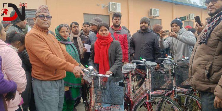 एसइइ पास गरेको छोरीलाई साइकल