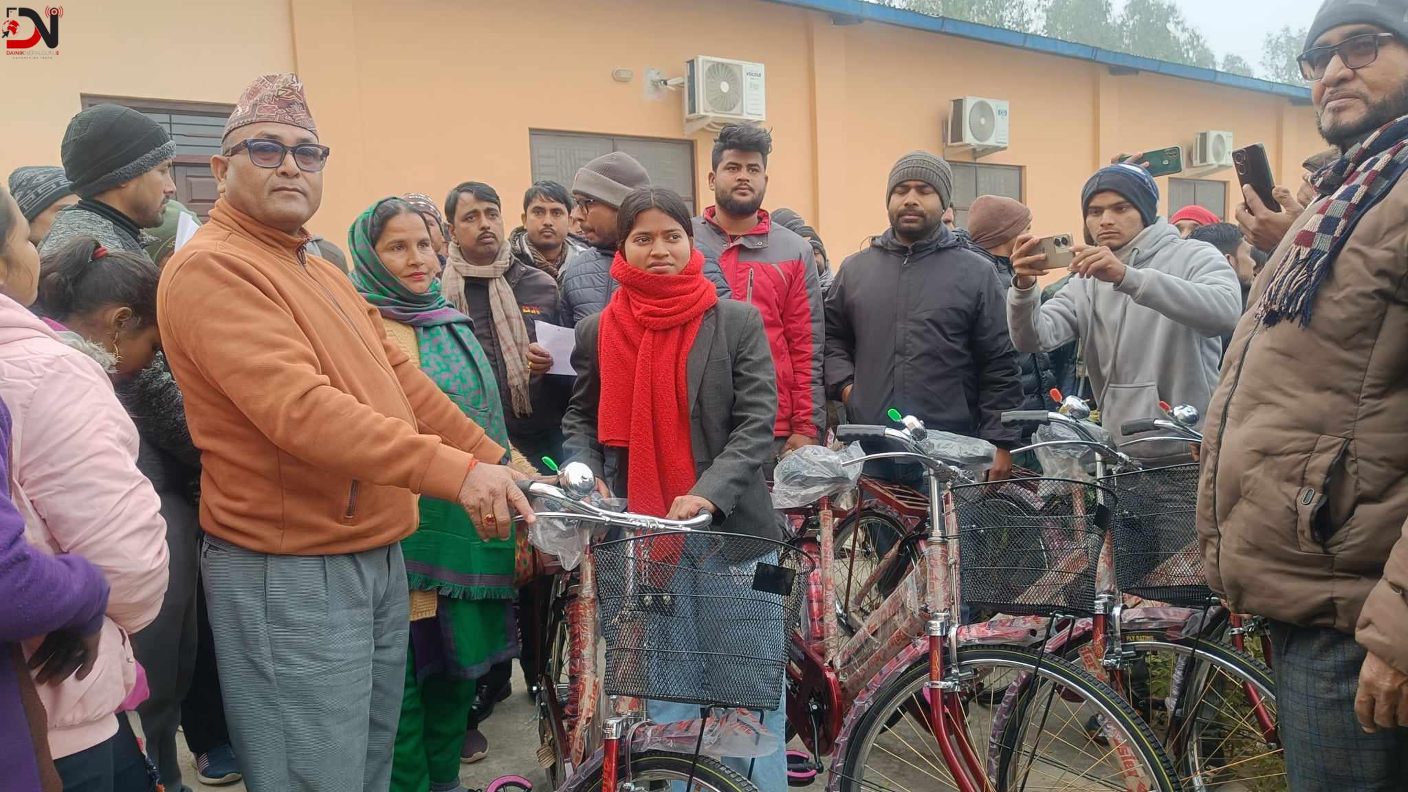 एसइइ पास गरेको छोरीलाई साइकल