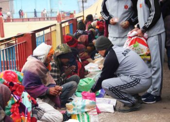 सेनाद्वारा मन्दिर परिसरमा बसेकाहरुलाई संक्रान्तिको ध्यू चाकु वितरण