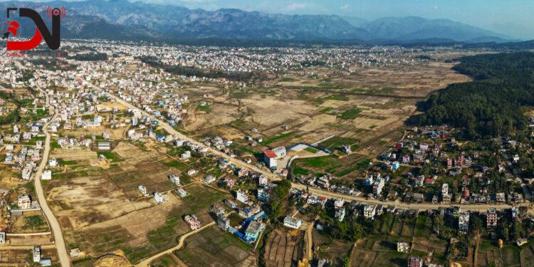 अवैध संरचना हटाउँदै नगर विकास