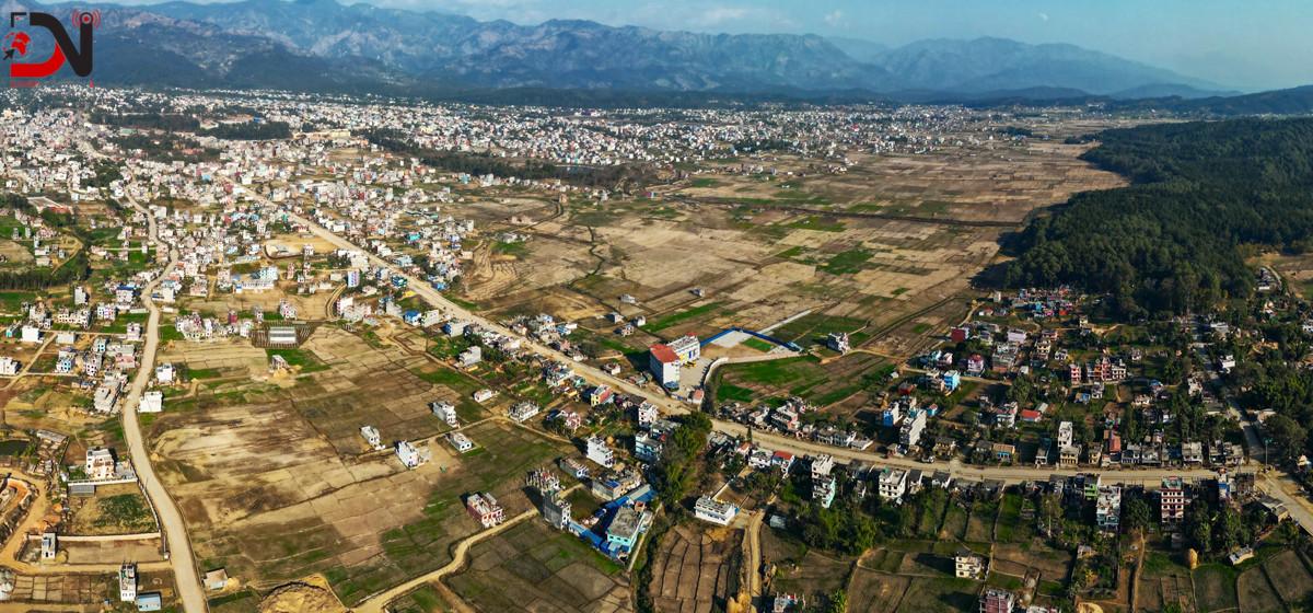 अवैध संरचना हटाउँदै नगर विकास