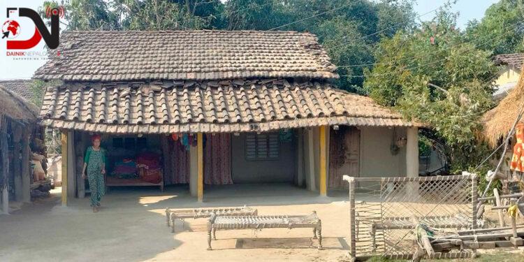 हराउँदै परम्परागत पहिचान बोकेका घर