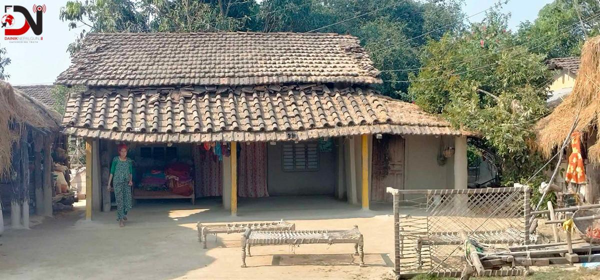 हराउँदै परम्परागत पहिचान बोकेका घर