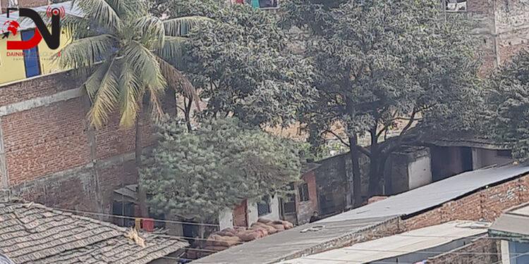 प्रहरी कार्यालयको पर्खाल पारी तस्करको गोदाम !