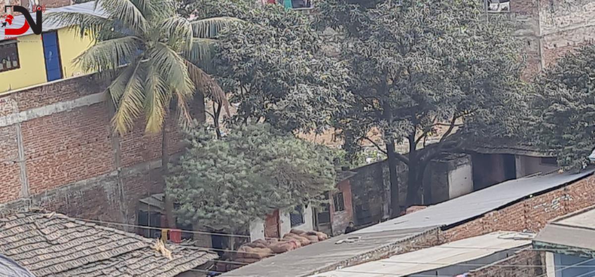 प्रहरी कार्यालयको पर्खाल पारी तस्करको गोदाम !