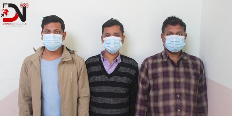 तीन नक्कली डाक्टर पक्राउ