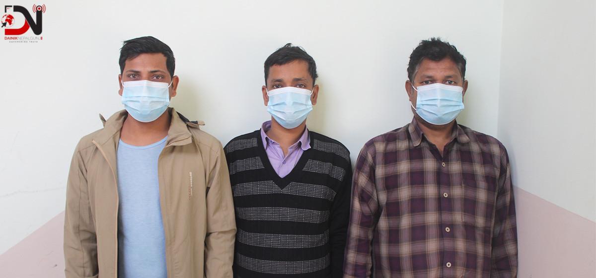 तीन नक्कली डाक्टर पक्राउ