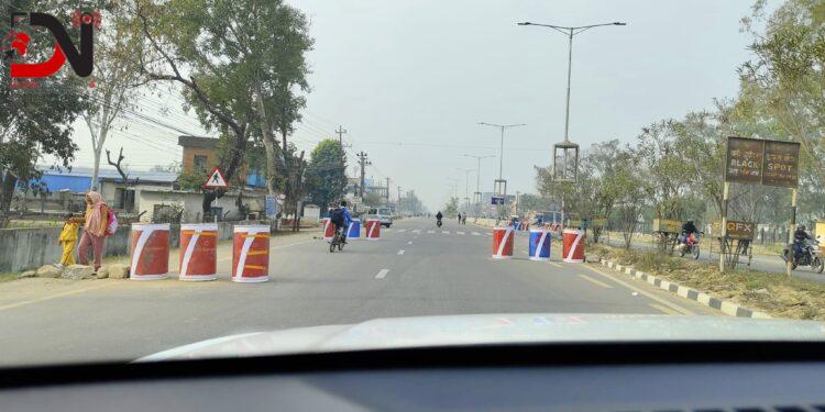 अदालतको आदेशविपरीत ट्राफिक प्रहरीले राख्यो लगदहा चोकमा ड्रम