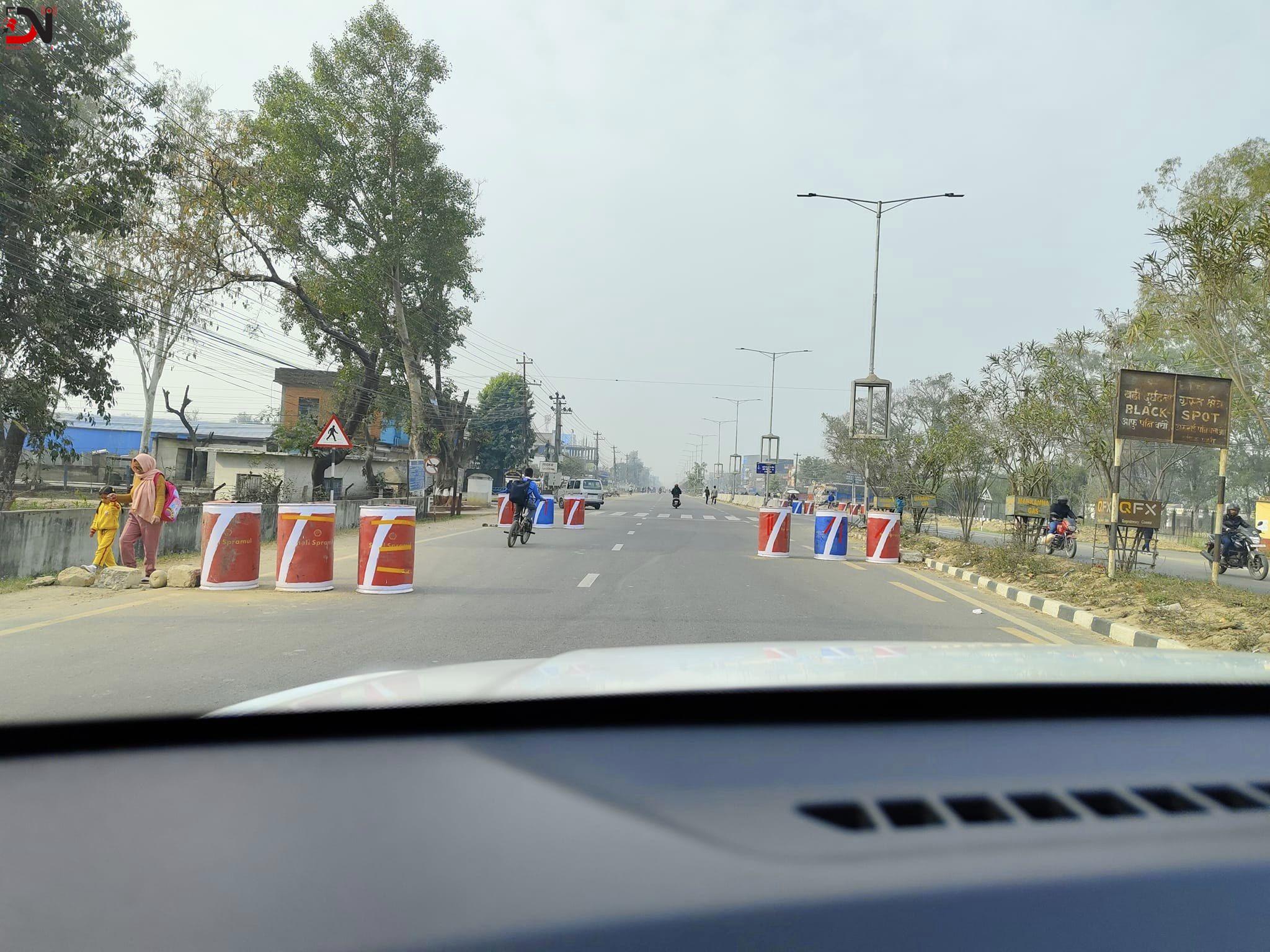 अदालतको आदेशविपरीत ट्राफिक प्रहरीले राख्यो लगदहा चोकमा ड्रम