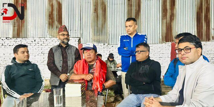 पुस्तक बेचेर कारखानाका लागि स्रोत जुटाउँदै महावीर