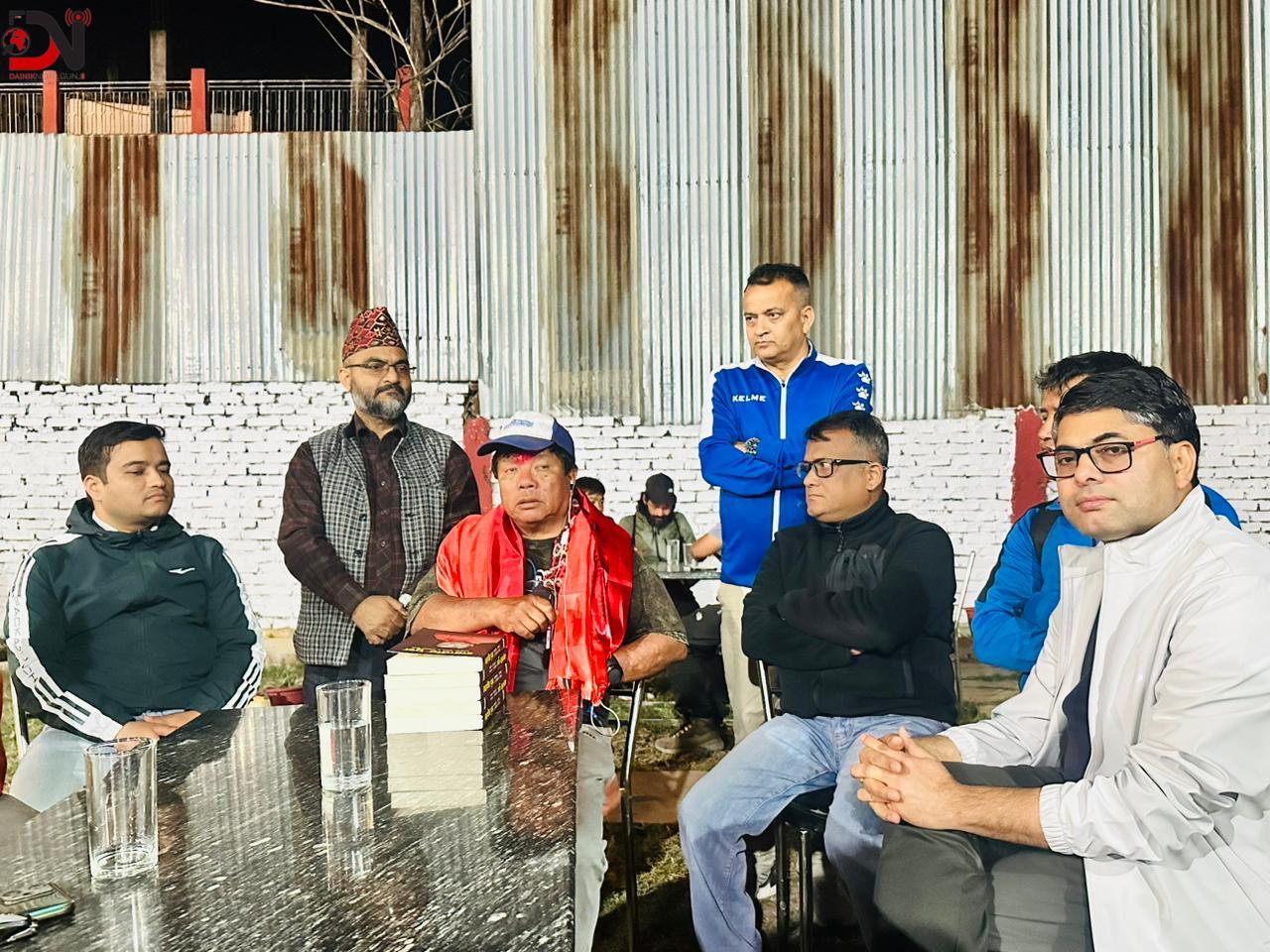 पुस्तक बेचेर कारखानाका लागि स्रोत जुटाउँदै महावीर