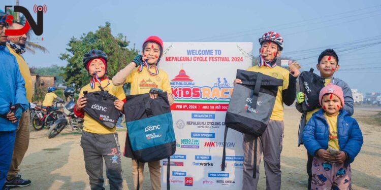 साइकल दौडाउँदै बालबालिका