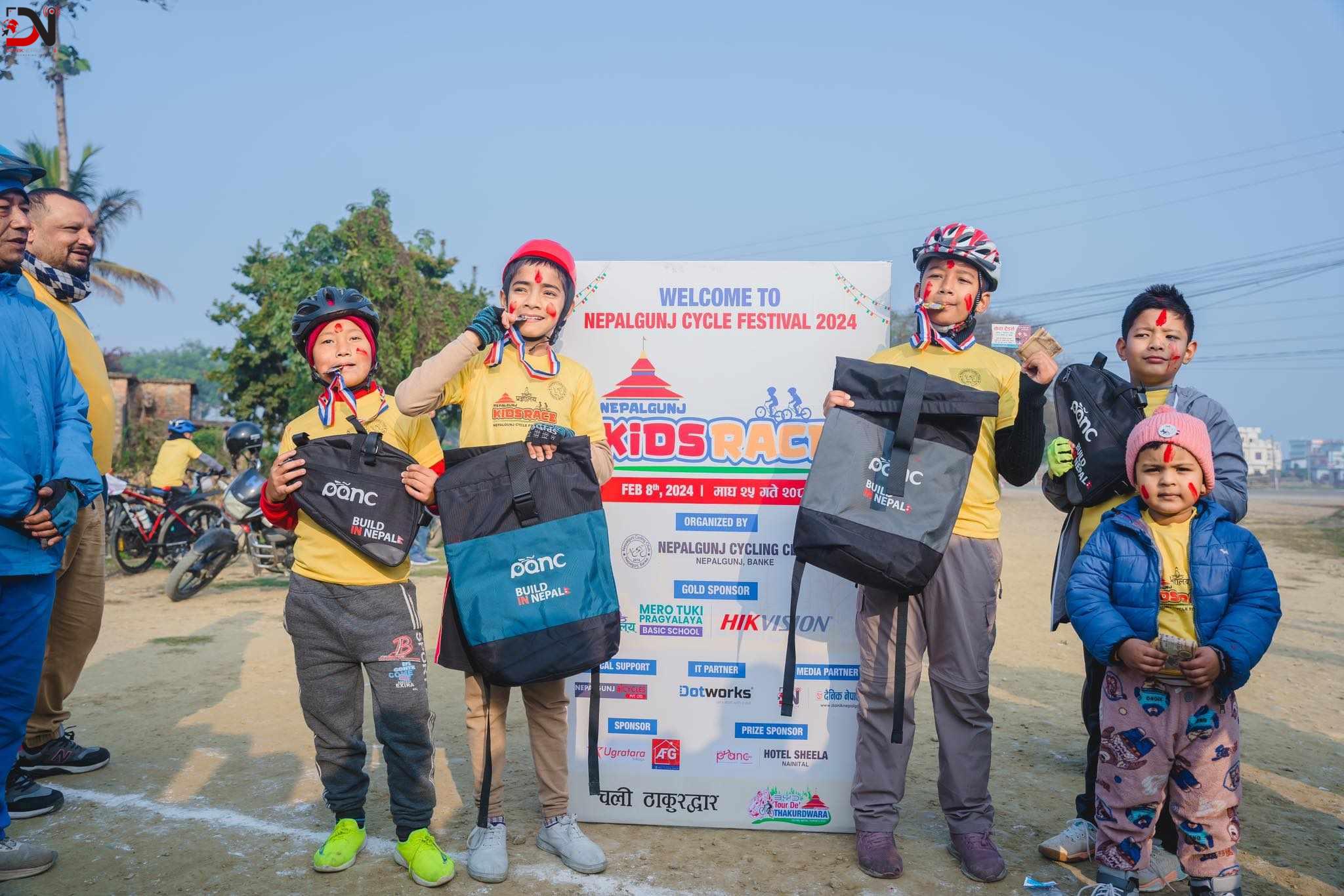 साइकल दौडाउँदै बालबालिका