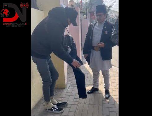 च्यातिएको पाइन्ट लगाउँदा अदालतको गेटमै पाइन्ट खोलायो