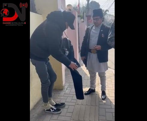 च्यातिएको पाइन्ट लगाउँदा अदालतको गेटमै पाइन्ट खोलायो