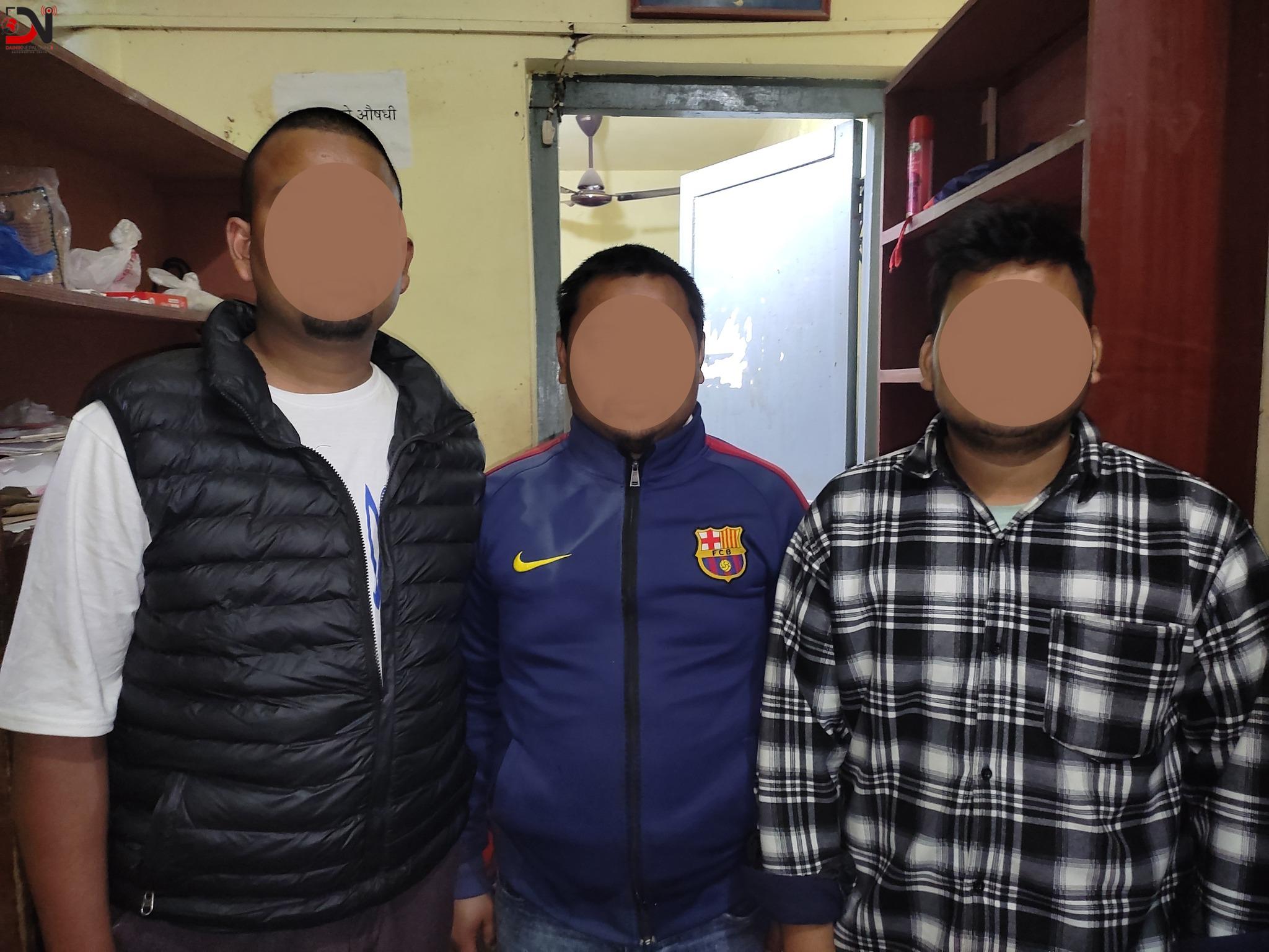 सर्वसाधरण यात्रुलाई हैरानी दिने समातिए