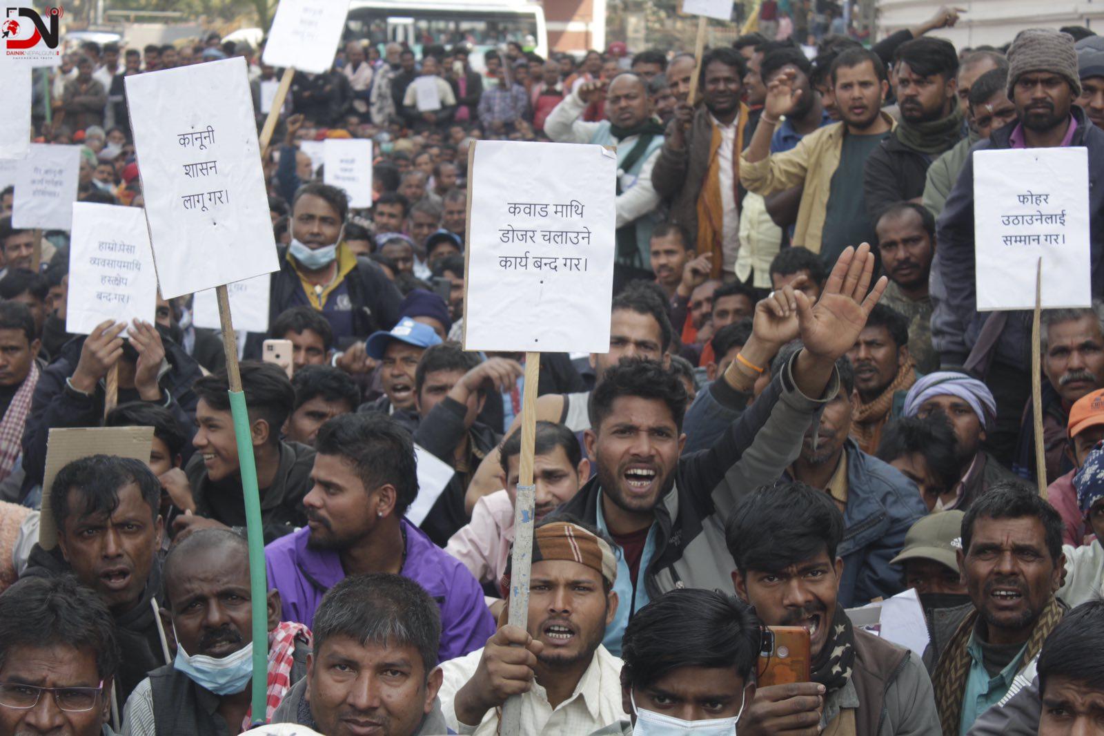 बालेनविरुद्ध सडकमा निस्किए कवाड व्यवसायी