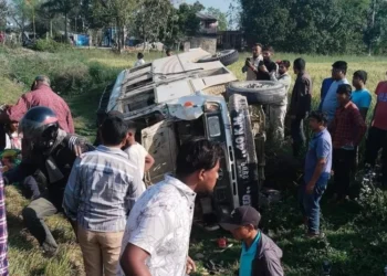 राजापुरदेखि गुलरिया आउँदै गरेको हाइस दुर्घटना, १० जना घाइते