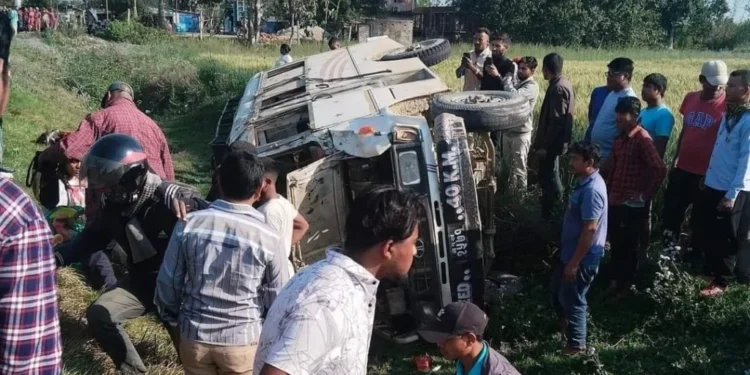 राजापुरदेखि गुलरिया आउँदै गरेको हाइस दुर्घटना, १० जना घाइते