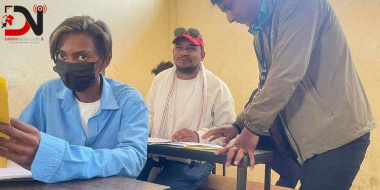 जानकी गाउँपालिकाका कार्यपालिका सदस्यले ८ कक्षाको परीक्षा दिँदै