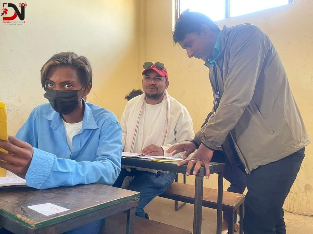 जानकी गाउँपालिकाका कार्यपालिका सदस्यले ८ कक्षाको परीक्षा दिँदै
