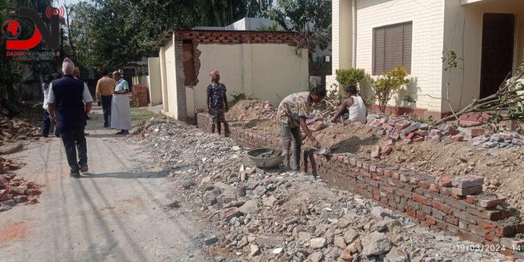 जिससबाट महिला कलेज र बीचबाट पूर्व जाने बाटो स्तरोन्नति कार्य सुरु