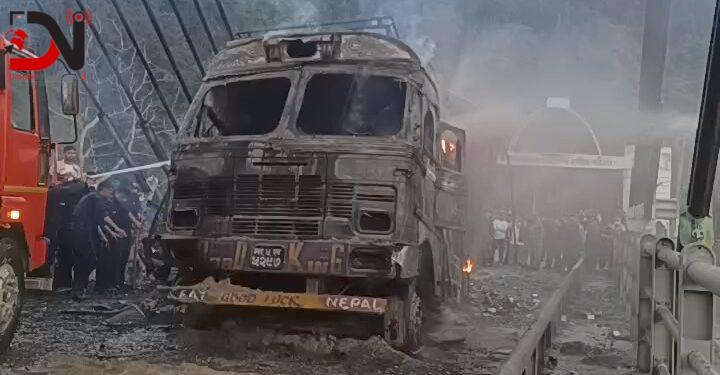 कर्णाली पुलमा ट्रक आगजनी: आगाे नियन्त्रणकाे प्रयास जारी