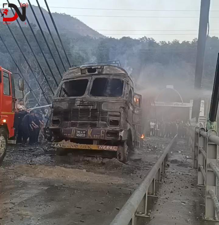कर्णाली पुलमा ट्रक आगजनी: आगाे नियन्त्रणकाे प्रयास जारी
