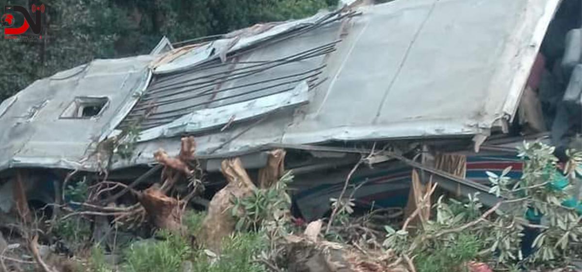 रुकुमबाट काठमाडौं जाँदै गरेको बस बागलुङमा दुर्घटना: ७ जनाको मृत्यु, ३० घाइते