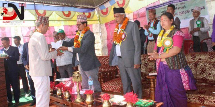 सुर्खेतमा किसानलाई परिचयपत्र वितरण