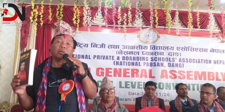 किताब बेच्दै दाङ पुगे महावीर पुन