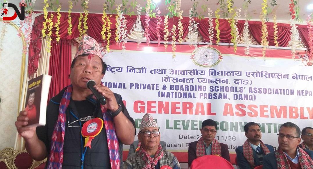 किताब बेच्दै दाङ पुगे महावीर पुन