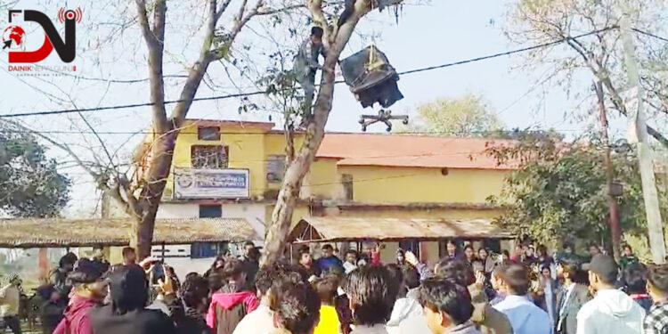 विद्यार्थीले क्याम्पसको प्रमुखको कुर्सी रुखमा झुण्ड्याए