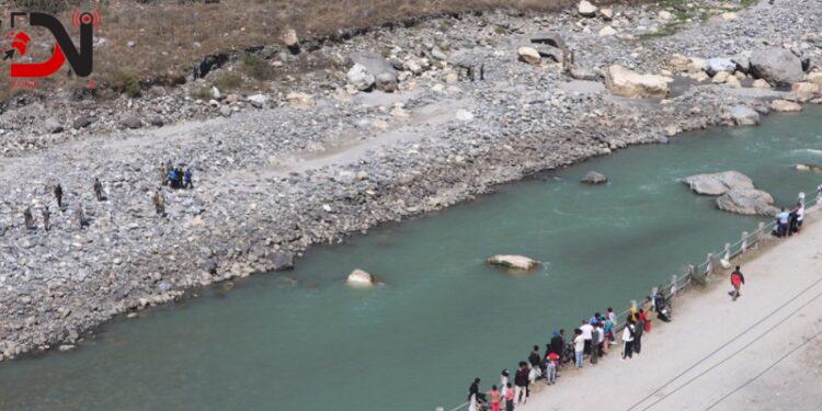 थुनुवालाई समात्न खाेज्दा भीरबाट लडेर घाइते भएका प्रहरी जवानकाे उपचारका क्रममा ज्यान गयाे