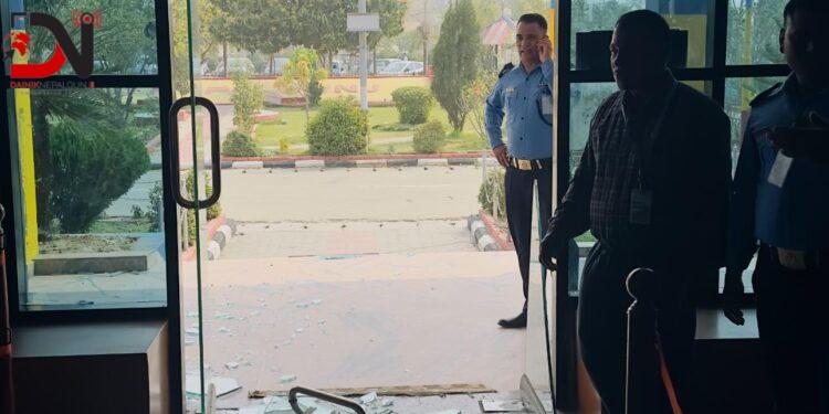 हावाहुरीका कारण विमानस्थलस्थित टर्मिनल भवनको सिसा फुट्यो