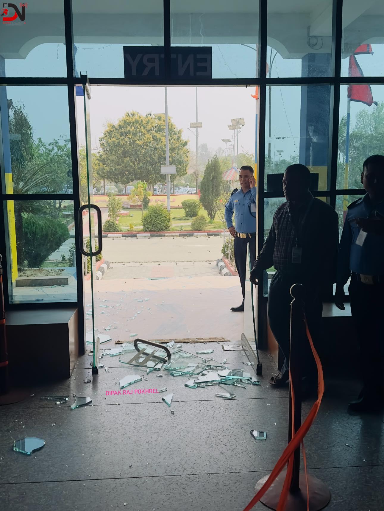 हावाहुरीका कारण विमानस्थलस्थित टर्मिनल भवनको सिसा फुट्यो