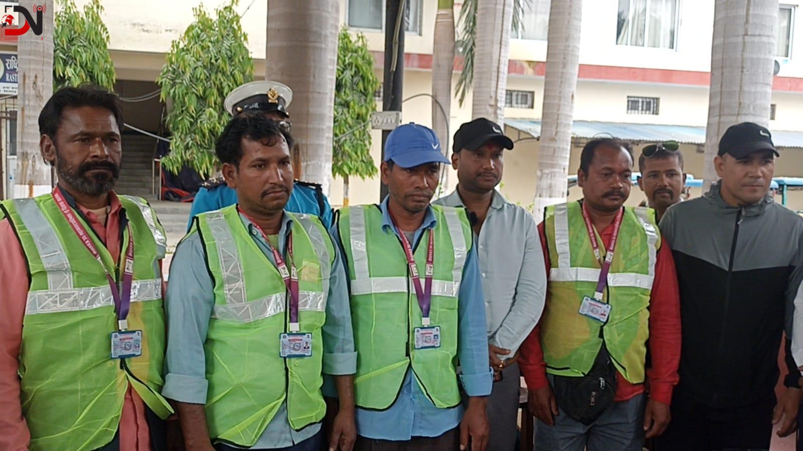 ई– रिक्सा चालकलाई सवारी चालक परिचयपत्र वितरण सुरु