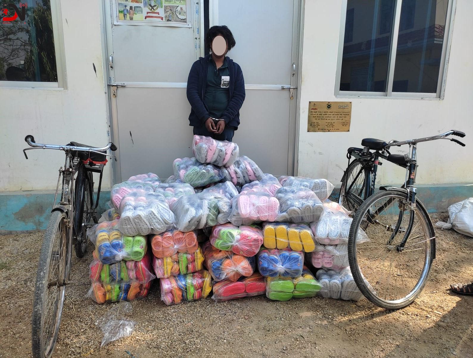 भन्सार छलेर ल्याएको चप्पल बरामद