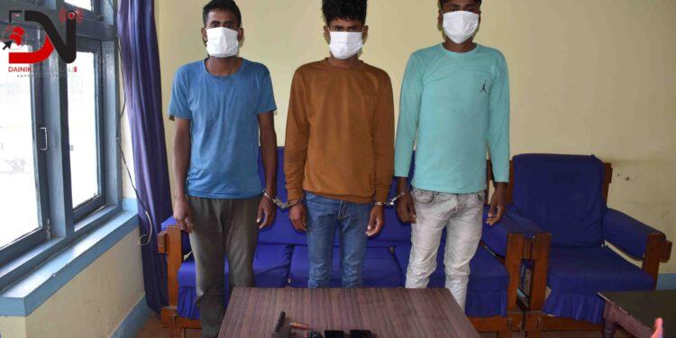 कटुवा पेस्तोल सहित ३ जना मानिस पक्राउ