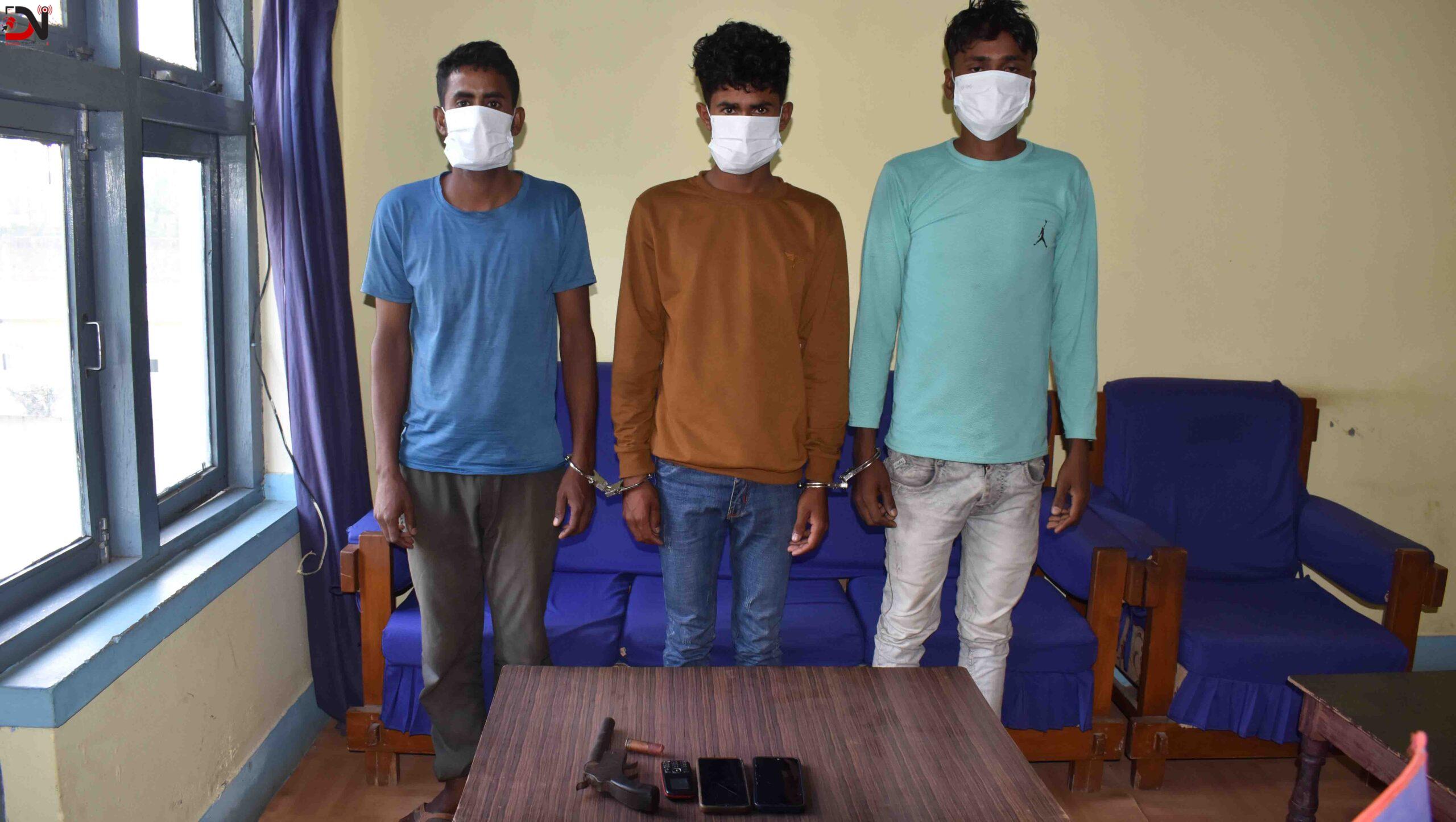 कटुवा पेस्तोल सहित ३ जना मानिस पक्राउ