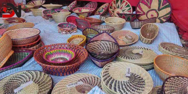 हस्तकलाबाट मनग्य आम्दानी गर्दै दाङका महिला